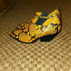 Vince CamutoJetera Leather Snake